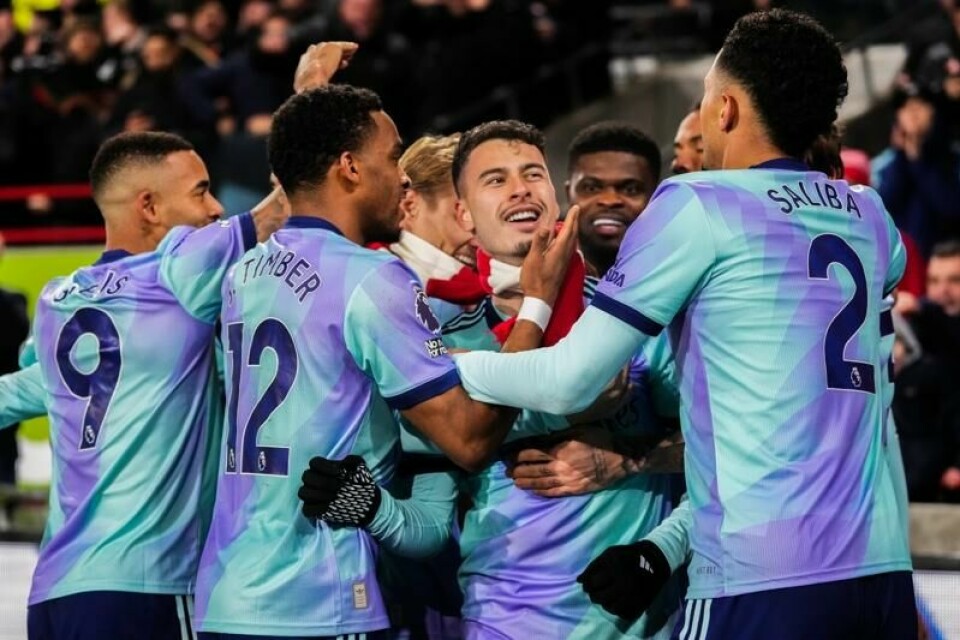 Gabriel Martinelli (i midten) gratuleres etter å ha lagt på til 3-1 for Arsenal i byderbyet mot Brentford.