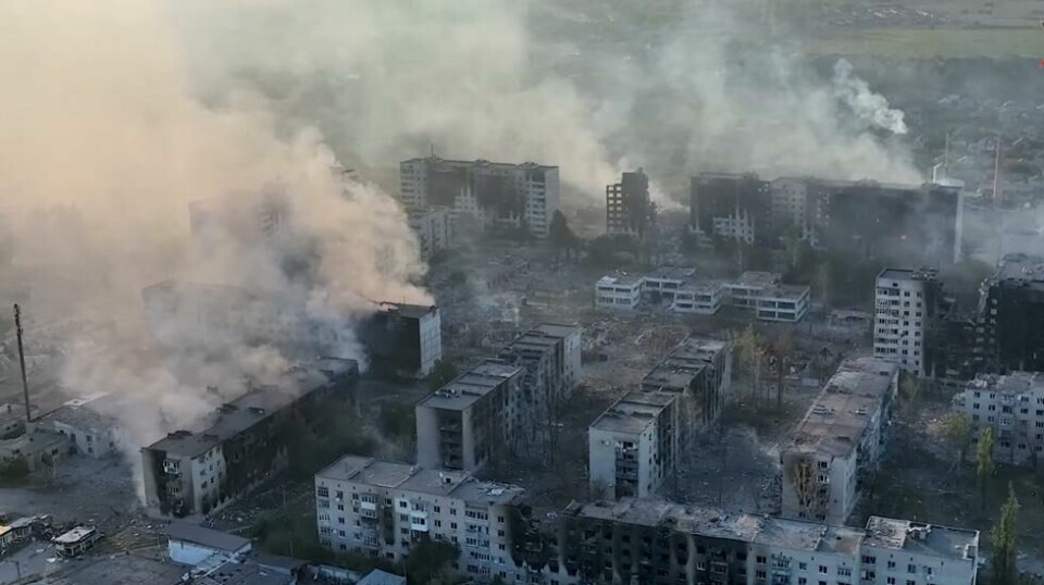 Dronebilder viser hvordan bombene har herjet med den lille byen Vovtsjansk. Foto: Reuters/NTB