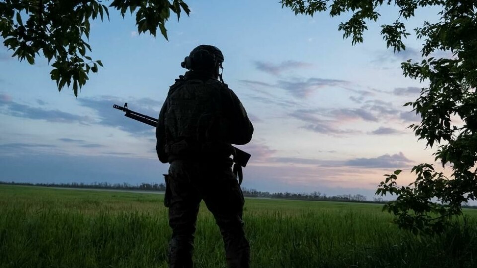En ukrainsk soldat vokter et område i utkanten av Vovtsjansk. Foto: Reuters/Inna Varenytsia En ukrainsk soldat vokter et område i utkanten av Vovtsjansk. Foto: Reuters/Inna Varenytsia