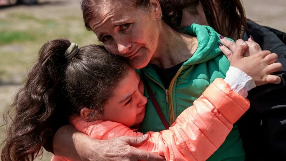 Khrystyna Pyimak (11) klemmer moren sin Oksana Velychko etter evakueringen fra Vovchansk, Ukraina, søndag 12. mai 2024. Ektemannen hennes ble drept i huset deres etter et russisk luftangrep på byen. Foto: AP / Evgeniy Maloletka Khrystyna Pyimak (11) klemmer moren sin Oksana Velychko etter evakueringen fra Vovchansk, Ukraina, søndag 12. mai 2024. Ektemannen hennes ble drept i huset deres etter et russisk luftangrep på byen. Foto: AP / Evgeniy Maloletka