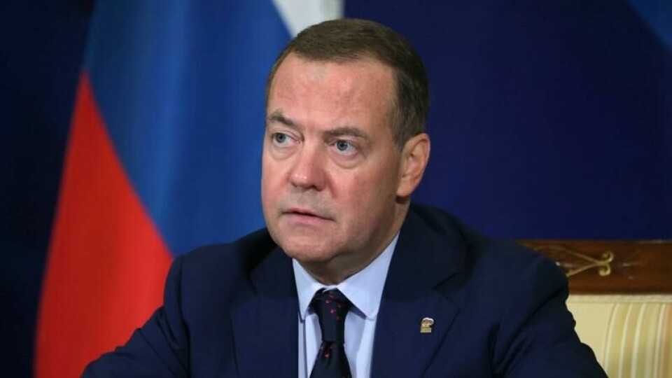 Dmitrij Medvedev går hardt ut mot ledelsen i den britiske avisen The Times.