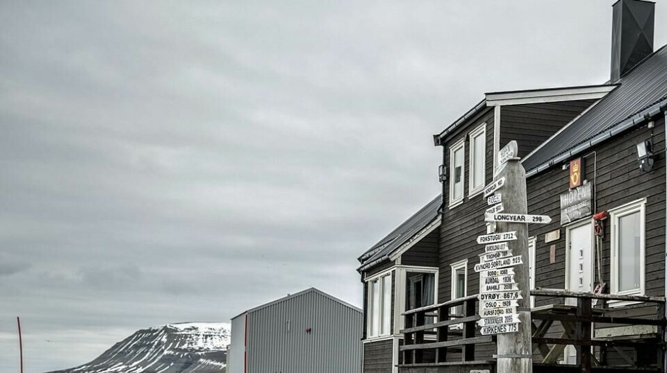 Forsvaret er blant de som reagerer mot en avfolkning av øya Hopen, sørøst for Svalbard. I dag utgjør Meteorologisk institutts fire ansatte hele øyas befolkning.