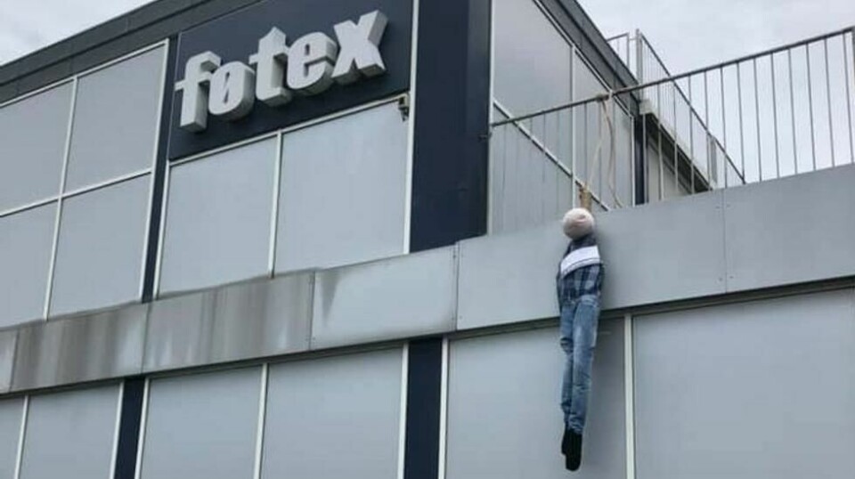 Forbipasserende ved føtex-butikken i byen Randers fikk seg et ubehagelig syn, da en dukke med et rasistisk budskap hang fra butikkens balkong. Foto: Randers mod racisme