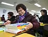 Flere eldre sørkoreanere velger å holde hjernen aktiv ved å gå tilbake til skolebenken etter pensjonsalder. Foto: AP / NTB scanpix.