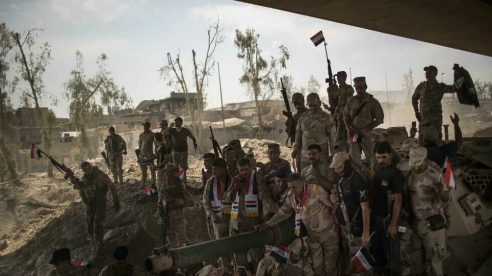 Irakiske soldater feiret i går seieren over Den islamske staten (IS) i Mosul. Her fra en tidligere seier mot IS.
