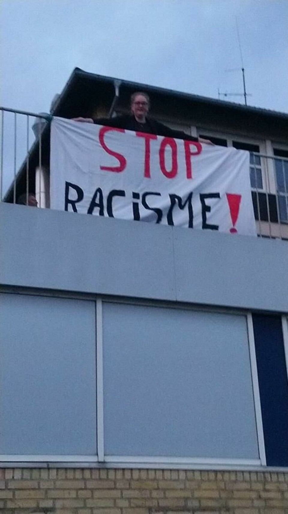Banneret Randers mod racisme hang opp etter dukken hadde blitt fjernet fra stedet. Foto: Randers mod racisme Banneret Randers mod racisme hang opp etter dukken hadde blitt fjernet fra stedet. Foto: Randers mod racisme