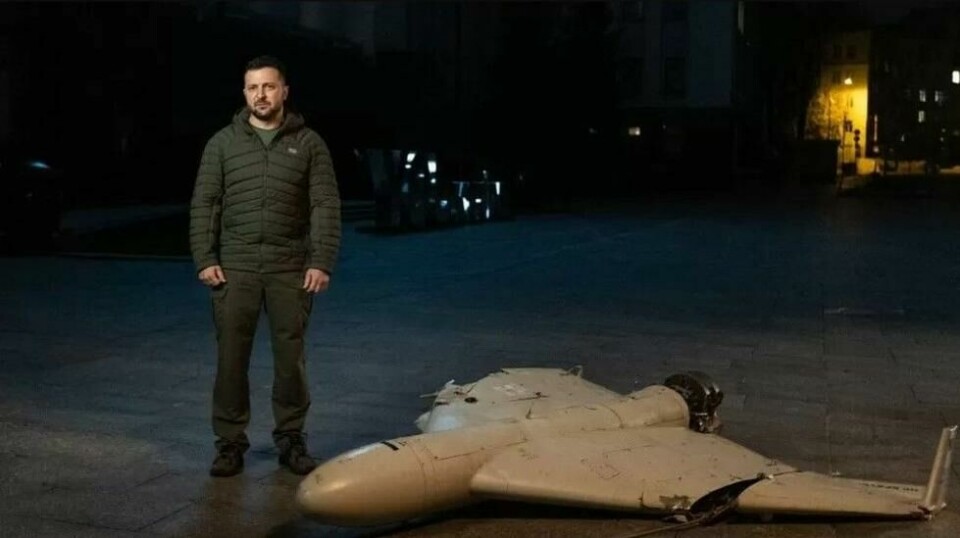 Volodymyr Zelenskyj ved siden av en nedskutt Shahed-drone. Flere har sammenliknet Shahed-dronene med Japans kamikazepiloter fra andre verdenskrig, som utførte selvmordsangrep med sine bombefly.