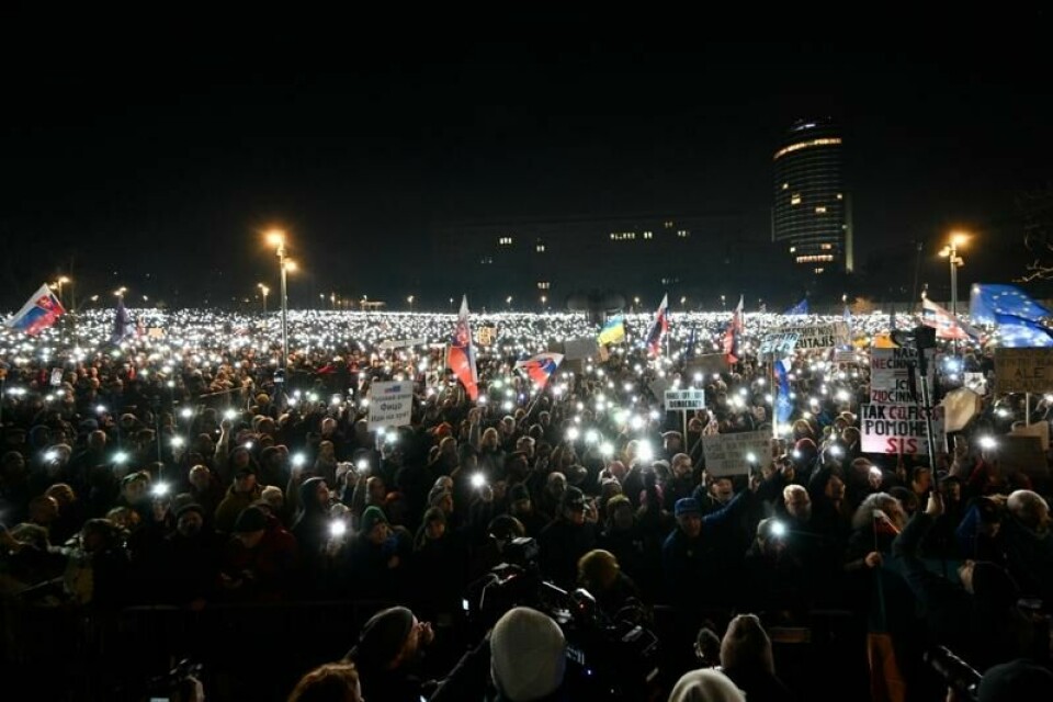 Et hav av mennesker med lysende mobiler protesterte fredag i Bratislava mot statsminister Robert Fico og hans tilnærming til Russland.