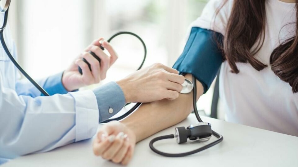Doctor,Using,Sphygmomanometer,With,Stethoscope,Checking,Blood,Pressure,To,A