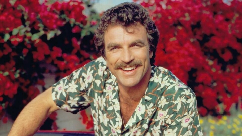 Tom Selleck i kjent stil med Hawaii-skjorte og bart.