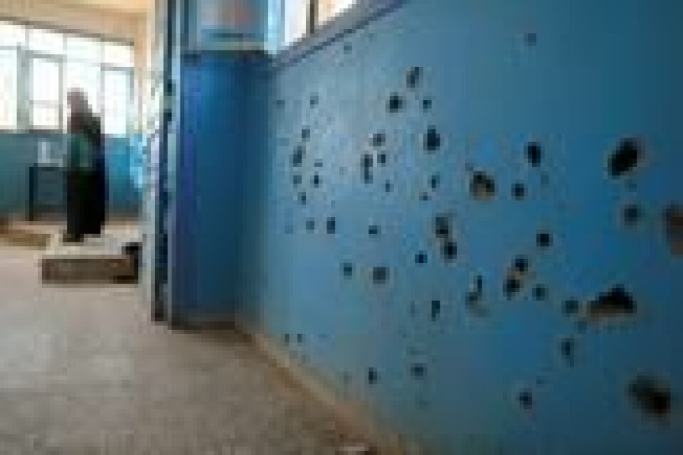 Kulehull i veggen på en skole i Hazema, nord i Raqqa. Kulehull i veggen på en skole i Hazema, nord i Raqqa. Foto: Zohra Bensemra / Reuters