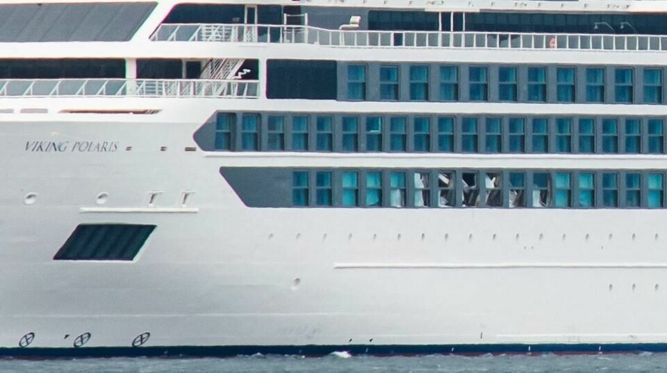 Vinduene til flere lugarer ble knust da skipet Viking Polaris ble truffet av en monsterbølge 29. november. En amerikansk kvinne døde som følge av skadene hun fikk da vinduet knuste og traff henne.