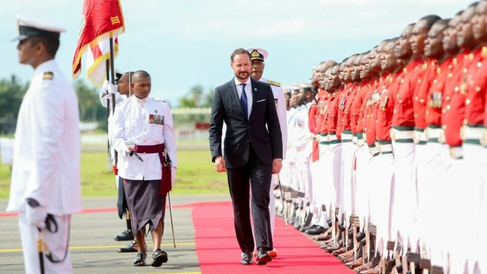 Kronprins Haakon sammen med forsvarssjef Viliame Naupoto inspiserer 100 soldater fra sjøforsvaret og hæren på Nausori flyplass utenfor Fijis hovedstad Suva. Kronprins Haakon sammen med forsvarssjef Viliame Naupoto inspiserer 100 soldater fra sjøforsvaret og hæren på Nausori flyplass utenfor Fijis hovedstad Suva. Foto: Karen Setten / NTB scanpix / NTB scanpix