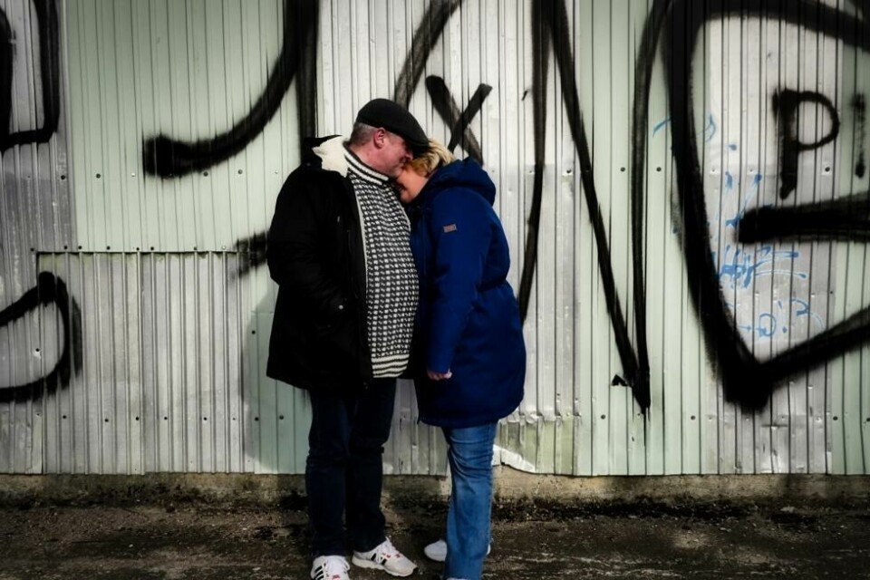 Det spores en stor kjærlighet og styrke mellom Mona og Arne, og de har jobbet hardt for å støtte og forstå hverandre. Det spores en stor kjærlighet og styrke mellom Mona og Arne, og de har jobbet hardt for å støtte og forstå hverandre.