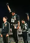 16. oktober 1968: De amerikanske idrettsutøverne hever armen i «Black power-hilsen» under sommer-OL i Mexico. Scanpix/AP.