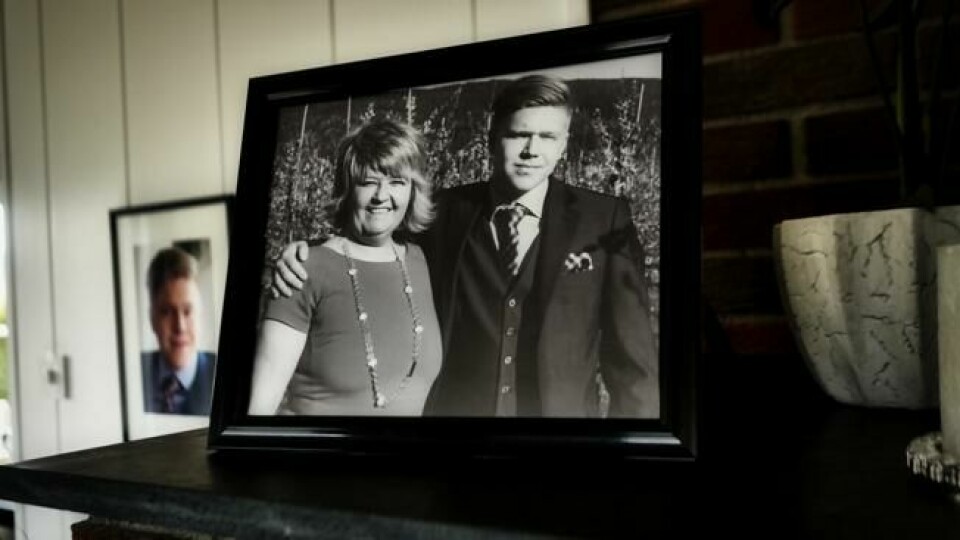 Mona og Haakon i hagen, på konfirmasjonsdagen til yngstemann. Mona og Haakon i hagen, på konfirmasjonsdagen til yngstemann.