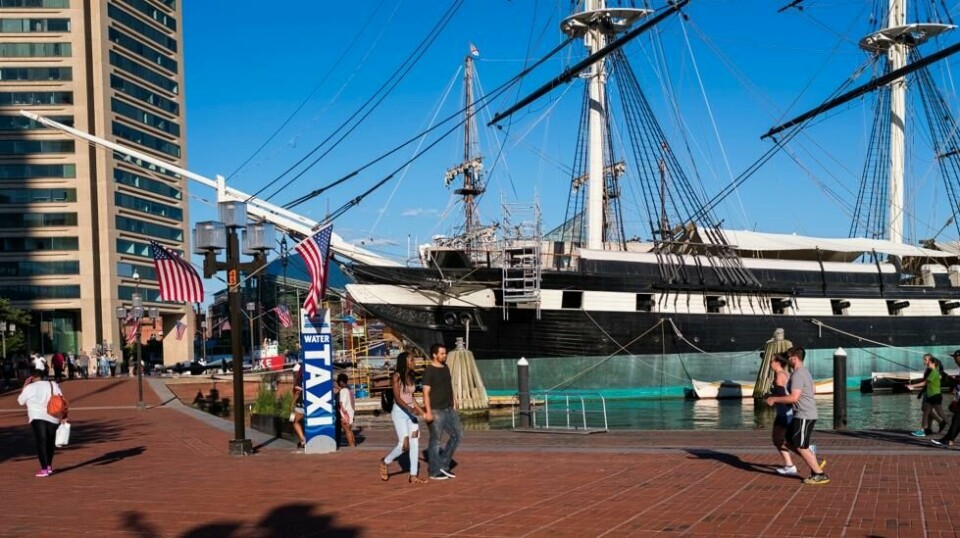 VIKTIG: USS Constellation er selve midtpunktet langs havnepromenaden i indre havn.