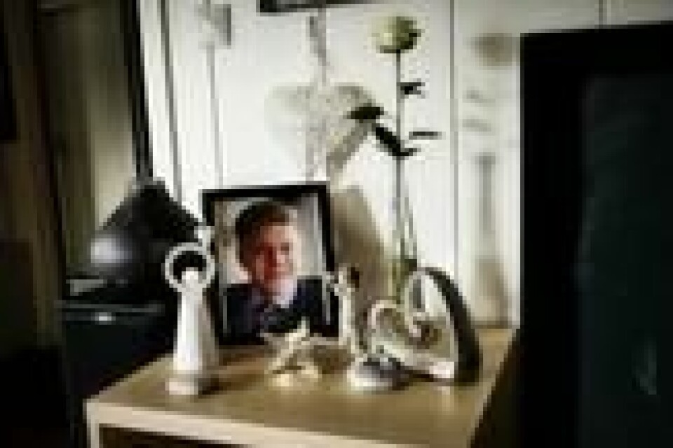 Hjemme hos familien Bratland står det alltid en hvit rose og tente lys ved et bildet av Haakon. Hjemme hos familien Bratland står det alltid en hvit rose og tente lys ved et bildet av Haakon.