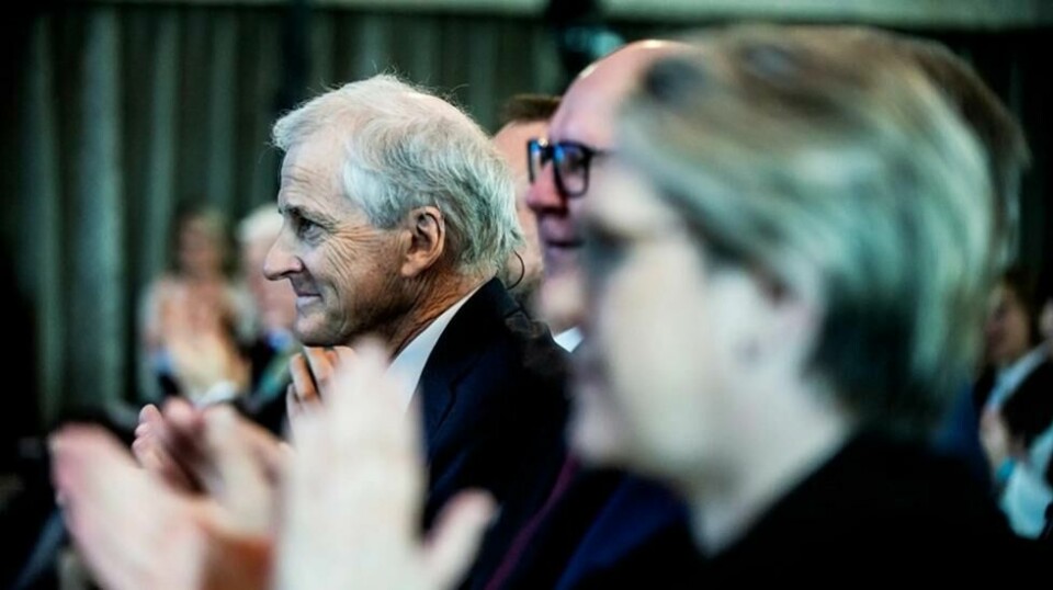 Hvorfor kunne ikke regjeringen vente med åpningen til i hvert fall én miljøfaglig instans mente det var forsvarlig? Mye tyder på at hastverket kan skyldes håpet om å finne den nye oljen, mener innleggsforfatteren. Bildet er fra One Ocean Week i 2023, da statsminister Jonas Gahr Støre også var til stede.