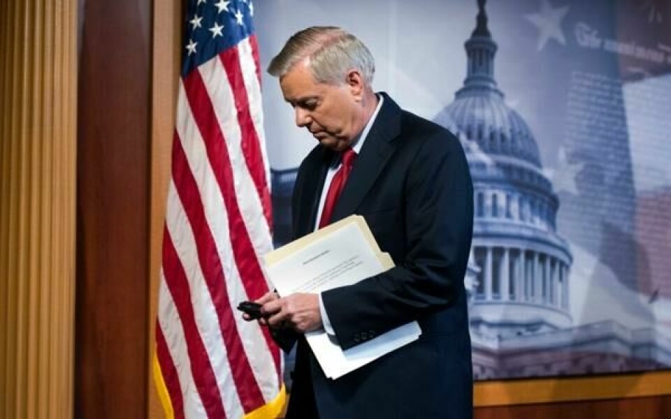 Den republikanske senatoren Lindsey Graham fra Sør-Karolina har tatt initiativ til underskriftsaksjonen blant til sammen 50 senatorer i Senatet. Den republikanske senatoren Lindsey Graham fra Sør-Karolina har tatt initiativ til underskriftsaksjonen blant til sammen 50 senatorer i Senatet. Foto: Cliff Owen/NTB
