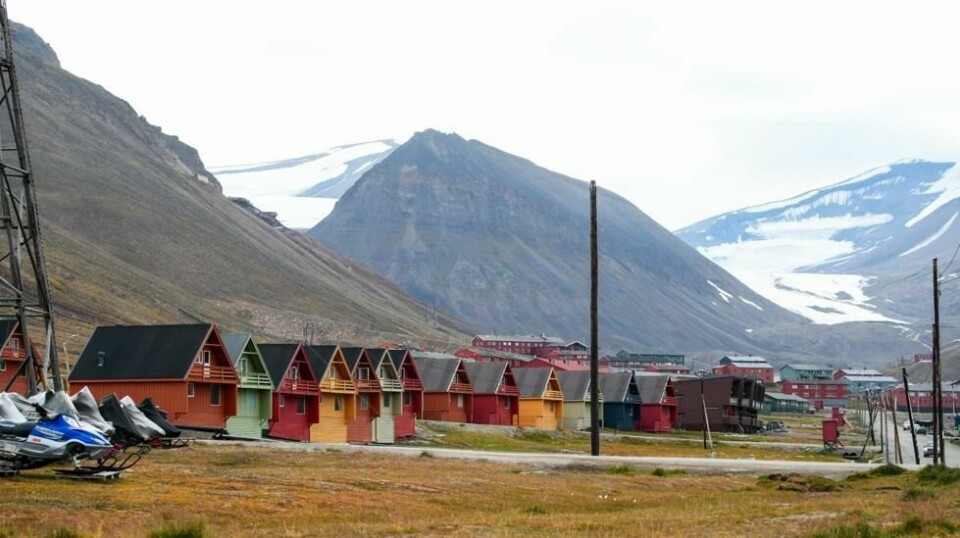 En fransk turist ble søndag ilagt en bot etter å ha fløyet drone ulovlig i Longyearbyen. Arkivfoto: Lise Åserud / NTB