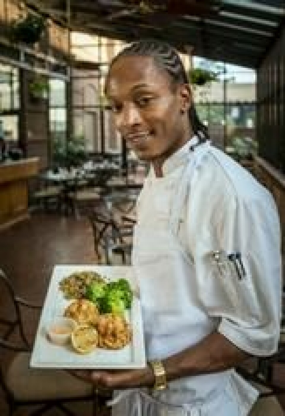 MATBY: De siste årene har Baltimore blitt god på mat, selv om det hovedsakelig går i krabbekaker for kokken Sugar Ray Hicks på Harbor Grill, som ligger vegg i vegg med Days Inn. MATBY: De siste årene har Baltimore blitt god på mat, selv om det hovedsakelig går i krabbekaker for kokken Sugar Ray Hicks på Harbor Grill, som ligger vegg i vegg med Days Inn.