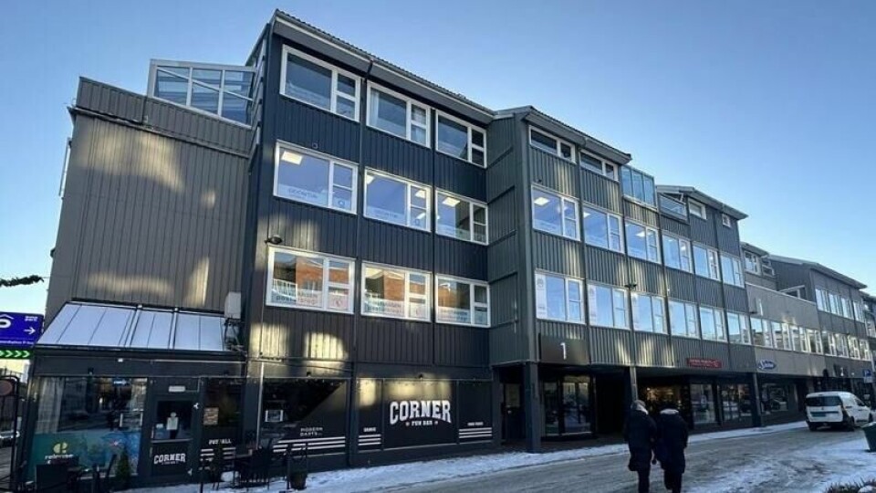 Beboere i 25 boenheter og 20 virksomheter i et sentrumsbygg i Sandefjord ble evakuert etter at en ny rapport viste kritiske svakheter i bygningsmassen.