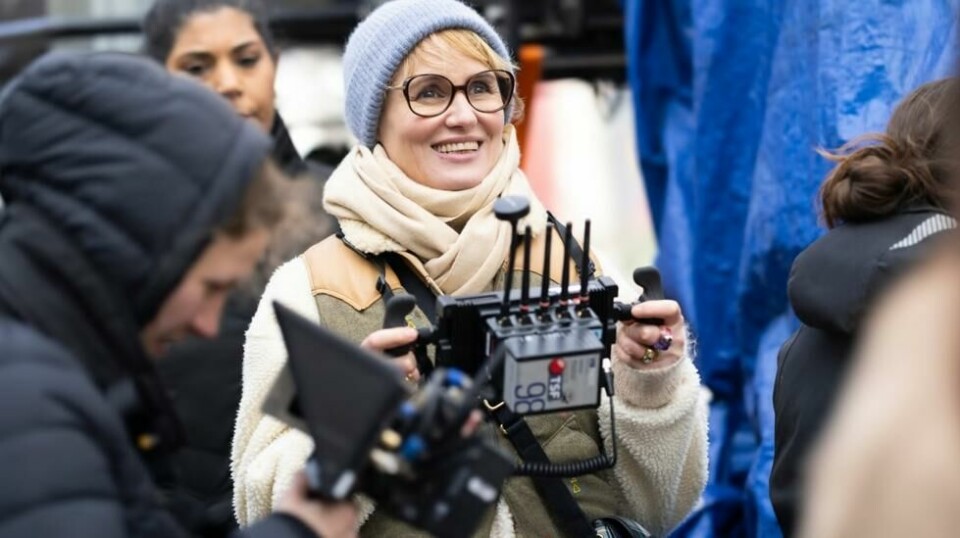 – Jeg gråter, skriver den franske filmskaperen og skuespilleren Judith Godrèche etter at det ble kjent at to kjente filmskapere var anholdt og avhørt for overgrep mot henne da hun var yngre. Her er hun på settet til filmen «Moi Aussi», fransk for «Me Too». Foto: Maneki Films / Unifrance / Handout / NTB