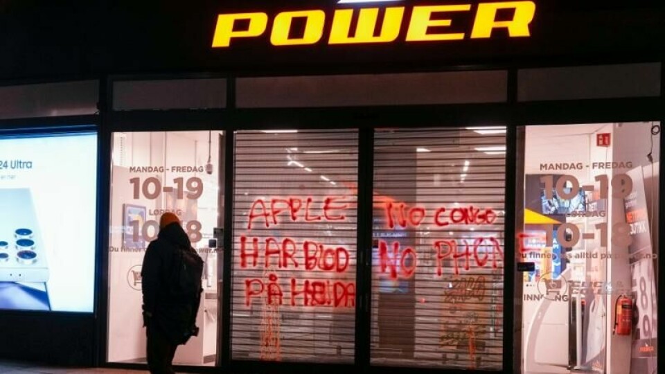 Det er skrevet slagord rettet mot Apple for utnyttelse av Kongo på flere elektronikkbutikker i Oslo sentrum natt til mandag. Her fra Power-butikken i Dronningens gate.