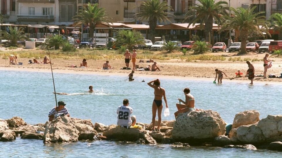 Hellas, Kreta, Rethymnon. Turister som bader og fisker ved stranden. Ferie, syden. Foto: Halvard Alvik, SCANPIX