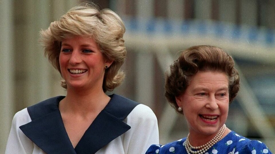 Dronning Elizabeth, til høyre, og Diana, prinsesse av Wales, smiler til gratulanter utenfor Clarence House i London, i dette arkivbildet fra 4. august 1987.