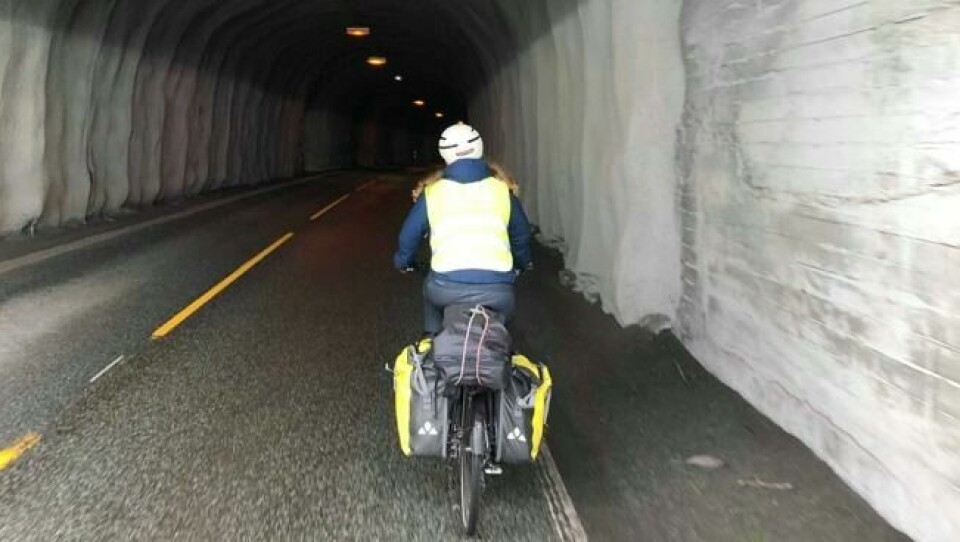 Journalist Elisabeth Bergskaug på vei gjennom en tunnel i Nordland. Journalist Elisabeth Bergskaug på vei gjennom en tunnel i Nordland. Foto: Roger Grosvold/ABC Nyheter