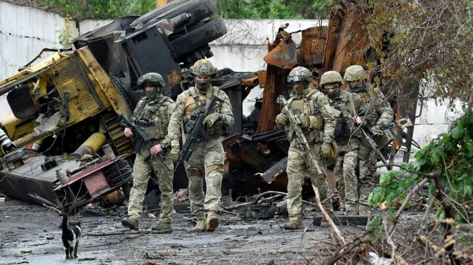 Russiske tjenestemenn patruljerer den ødelagte delen av Ilyich jern- og stålverk i Ukrainas havneby Mariupol i 2022. Illustrasjonsbilde.