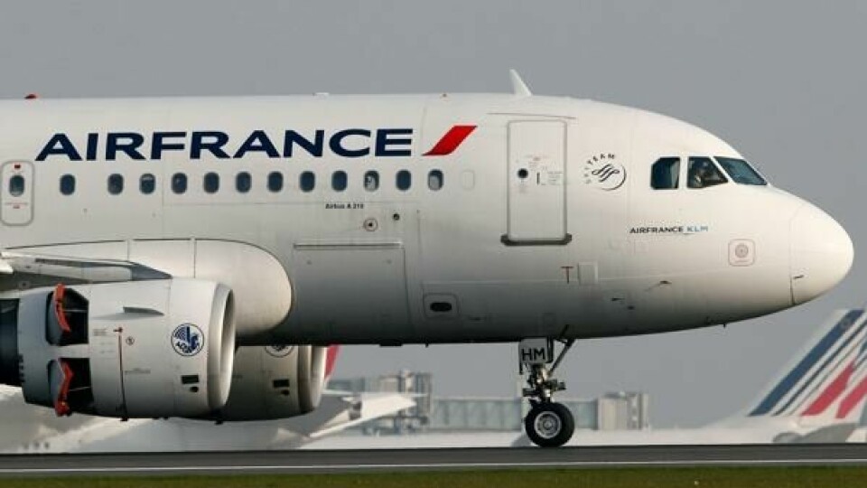 Et Air France-fly på vei til Guadeloupe måtte snu etter at en av passasjerene mistet mobiltelefonen sin i kabinen.
