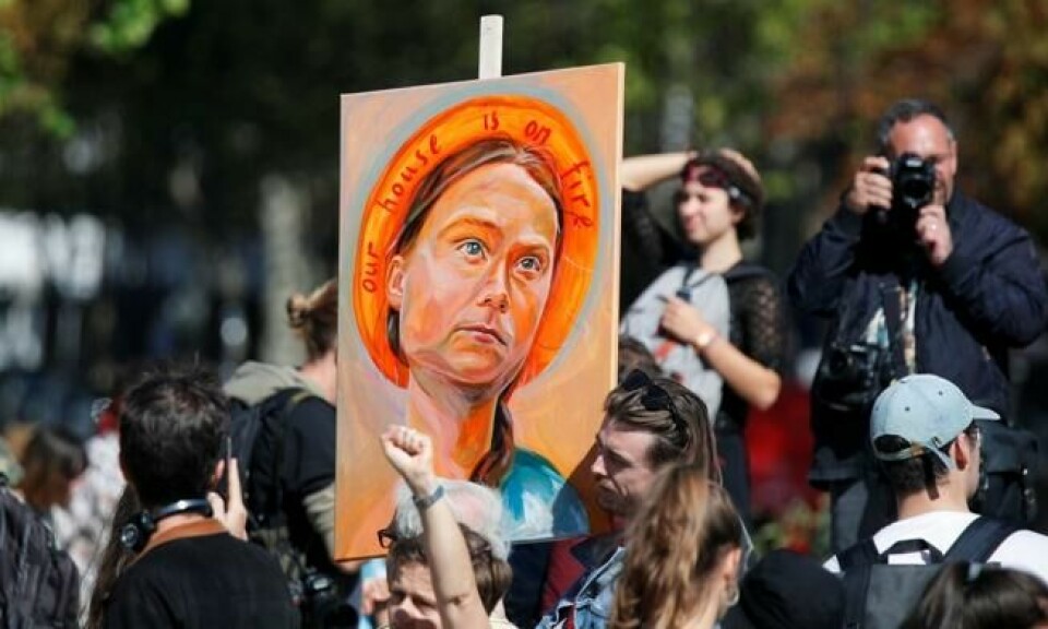 En demonstrant holder opp en plakat med en tegning av Greta Thunberg under en demonstrasjon i Paris 20. september. Foto: Reuters/Charles Platiau En demonstrant holder opp en plakat med en tegning av Greta Thunberg under en demonstrasjon i Paris 20. september. Foto: Reuters/Charles Platiau
