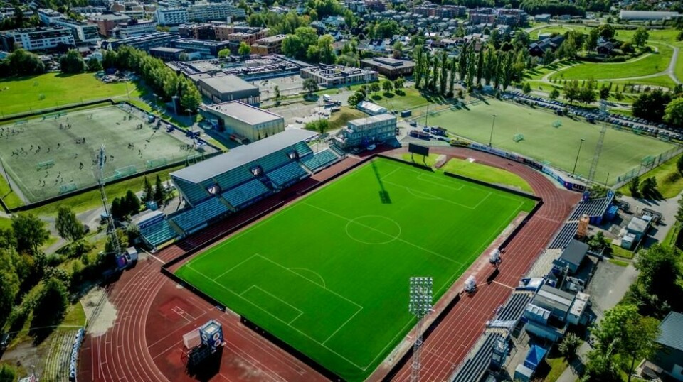 Fifa har ønsket å endre kvalitetskriteriene for kunstgressbaner for breddefotball og toppfotball. Her er Nadderud stadion, som fikk nytt kunstgress i fjor. Foto: Stian Lysberg Solum / NTB