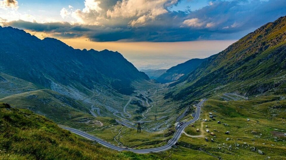 Verden byr på mange utrolige og magiske steder, som kan ta pusten fra de fleste. Her er Transfăgărășan Highway i Romania avbildet.