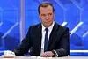Russlands statsminister Dimitrj Medvedev sa under en tv-intervju i slutten av november at han ikke akter å saksøke Navalnyj på tross av dennes kritikk om Medvedevs påståtte korrupsjon. «Det vil bare gi ham mer oppmerksomhet», mente statsministeren. Scanpix/Alexander Astafyev/Sputnik/Pool Photo via AP.