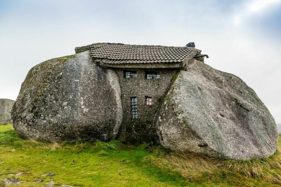 Huset Casa do Penedo i Portugal har et helt spesielt utseende. Ferieboligen er laget av stein, og har ikke innlagt strøm. Huset Casa do Penedo i Portugal har et helt spesielt utseende. Ferieboligen er laget av stein, og har ikke innlagt strøm. Foto: Uwe Aranas / Shutterstock / NTB