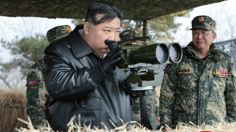 Nord-Koreas leder Kim Jong-un overvåker en militærøvelse 7. mars. Foto: KCNA / AP / NTB