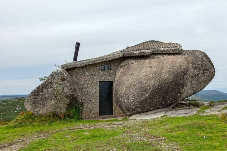 Det unike huset Casa do Penedo er plassert på toppen av en ås, rett i nærheten av en vindpark. Det unike huset Casa do Penedo er plassert på toppen av en ås, rett i nærheten av en vindpark. Foto: StockPhotosArt / Shutterstock / NTB