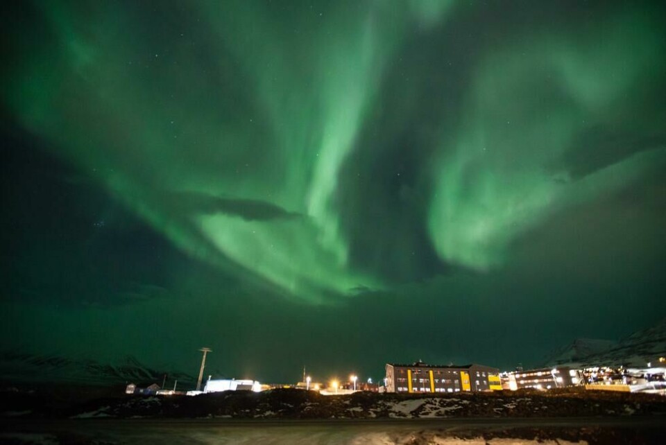 Nordlys over Longyearbyen. Stillbilde fra første episode av BBC Earths nye Svalbard-serie. Foto: @Hello Halo 2016, fotograf Kostas Giamarelos Nordlys over Longyearbyen. Stillbilde fra første episode av BBC Earths nye Svalbard-serie. Foto: @Hello Halo 2016, fotograf Kostas Giamarelos