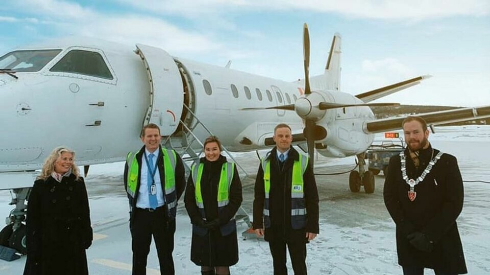 JOMFRUTUR: Air Leap hadde første avgang fra Røros 1. april. Røros-ordfører Isak W. Busch til høyre.
