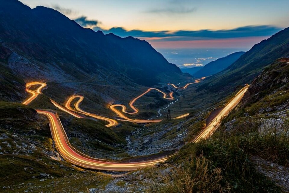 Transfăgărășan Highway i Romania er kjent som en av verdens mest spektakulære veier. Den rumenske veien snor seg som en slange gjennom Făgăraș-fjellene. Transfăgărășan Highway i Romania er kjent som en av verdens mest spektakulære veier. Den rumenske veien snor seg som en slange gjennom Făgăraș-fjellene. Foto: Hecke61 / Shutterstock / NTB