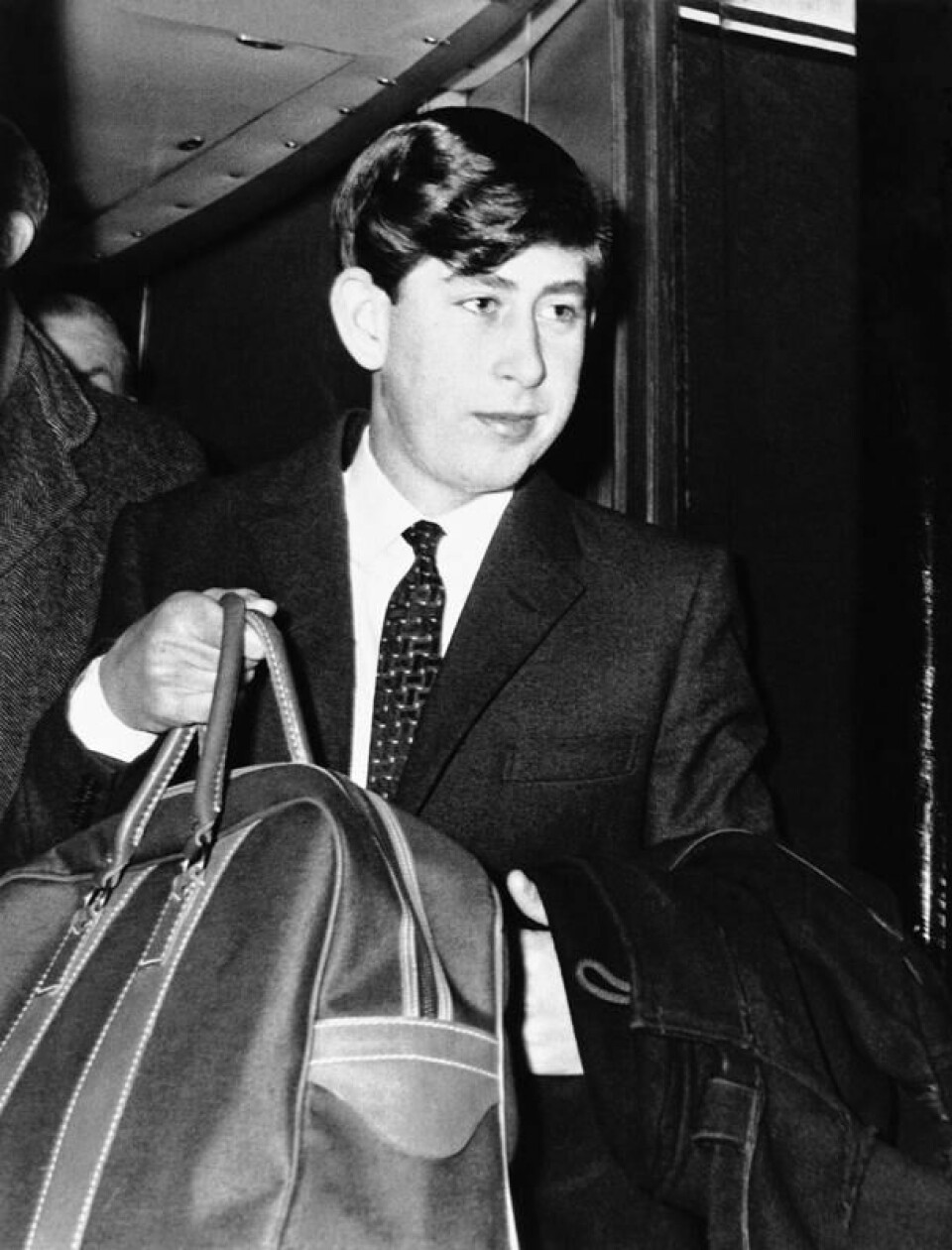 Kong Charles' tid på kostskolen Gordonstoun var tøff. Han ble slått i hodet og ble kalt både det ene og det andre. Her avbildet i 1964. Kong Charles' tid på kostskolen Gordonstoun var tøff. Han ble slått i hodet og ble kalt både det ene og det andre. Her avbildet i 1964. Foto: AP Photo / NTB