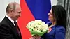 Russlands president Vladimir Putin overrekker blomster til Margarita Simonjan etter å ha gitt henne Aleksander Nevskij-ordenen i 2019. Foto: AFP / NTB