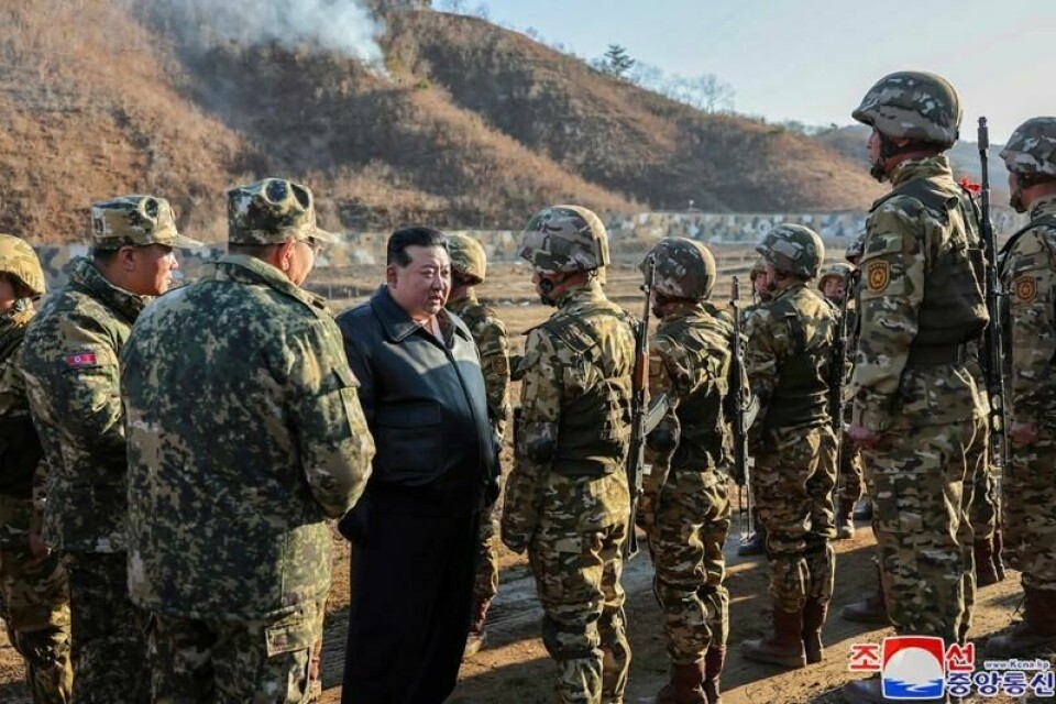 Nord-Koreas leder Kim Jong-un møter soldater. Ifølge amerikansk og sørkoreansk etterretning er rundt 1000 soldater drept de siste dagene.