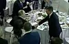 Video fra 10. desember 2015 viser president Donald Trumps tidligere rådgiver for nasjonal sikkerhet, Michael Flynn, håndhilse på Russlands president Vladimir Putin i Moskva. Bildet ble offentliggjort 14. februar i år. Flynn gikk av etter rapporter om at han villedet tjenestemenn i Det hvite hus om sin kontakt med Russland. Scanpix/AP.