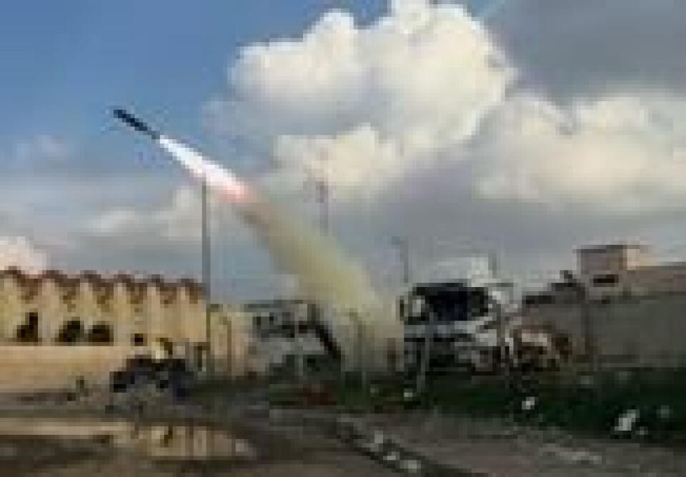 Irakiske styrker avfyrer en rakett mot IS-stillinger i Mosul mandag. Irakiske styrker avfyrer en rakett mot IS-stillinger i Mosul mandag. Foto: Mohammed Numan / AP