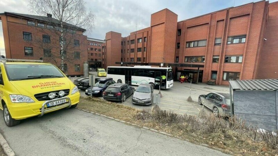 En buss og en bil kolliderte torsdag morgen på Gjøvik. Sykehuset Innlandet Gjøvik har tatt imot flere skadede.